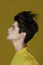 Man in het geel van Iris Kelly Kuntkes thumbnail