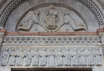 Statue mit Dekapellen über dem Portal/Eingang der Kathedrale Sankt Martin in Lucca, Toskana, Italien