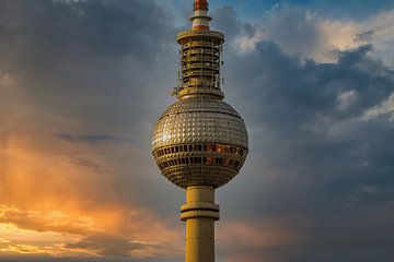 Berlin Fernsehrturm Nahaufnahme von Dennis Donders