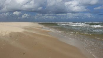 Harde wind op het strand van Vlieland