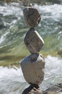 A tower of silence in the murmur of the stream