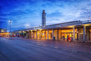 Bahnhof Hengelo Gelderland am Abend, aufgenommen mit langer Verschlusszeit