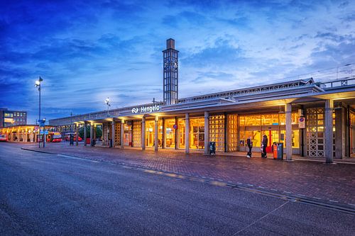 Het station van Hengelo Gelderland in de avond met lange sluitertijd genomen