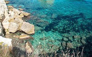 Rock-Party mit azurblauem Wasser in Apulien, Italien