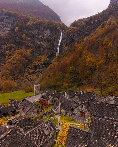 Foroglio bergdorp omringd door herfstbossen