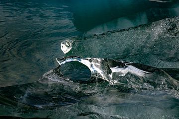 Drijvend stuk ijs in gletsjermeer Jökulsárlón, IJsland van Anne Ponsen