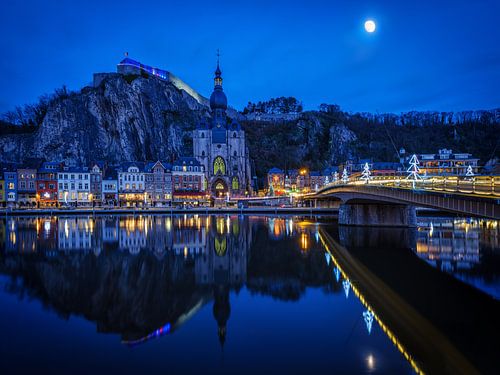 Maanlicht Mysterie: De Kerk van Dinant bij Nacht