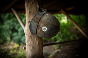 Vieux casque suspendu à un poteau