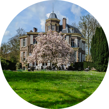 Staand panorama van het huis Jagtlust in 's-Graveland met bloeiende Magnolia