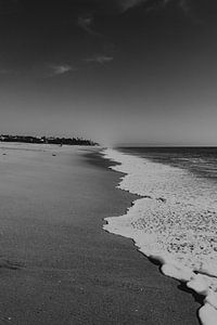 Vagues sur la plage à Faro, Portugal sur Manon Visser