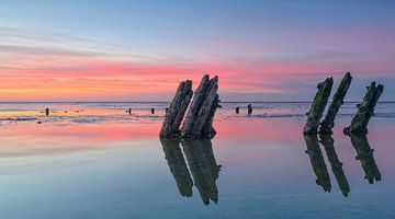 Poteaux sur les vasières au coucher du soleil sur Sjoerd van der Wal Photographie
