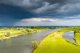 Paysage de l'IJssel par une journée d'été, avec des nuages d'orage sombres sur Sjoerd van der Wal Photographie