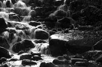 stromende waterval zwart wit