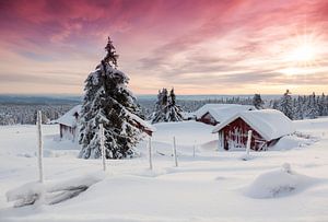 Village enneigé près de Lillehammer au coucher du soleil