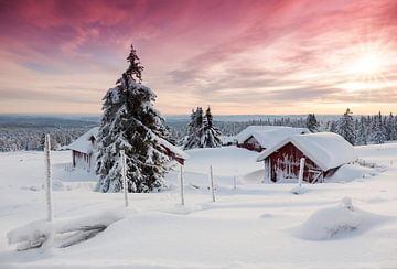 Schneebedecktes Dorf in der Nähe von Lillehammer während des Sonnenuntergangs