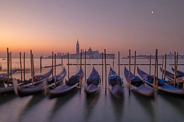 Venetië - Zonsopgang boven de gondels op het San Marcoplein van t.ART