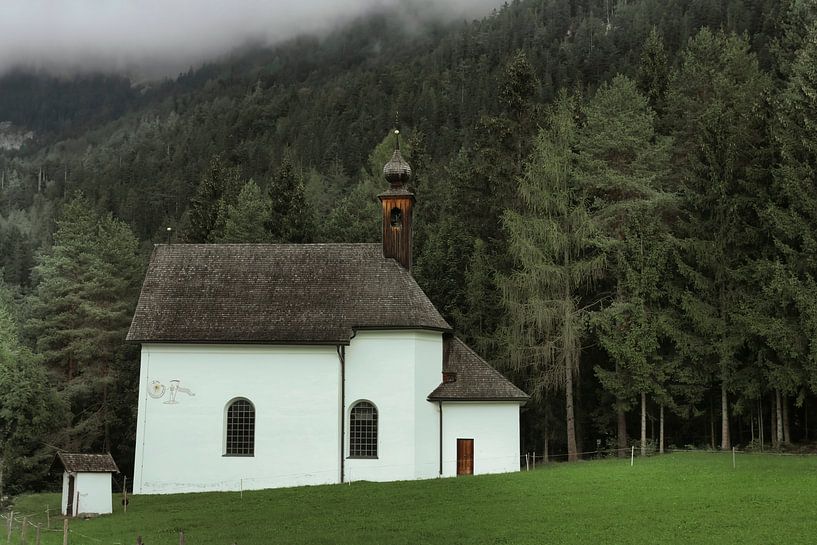 Église & brouillard dans les montagnes autrichiennes par Sara in t Veld Fotografie