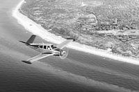 Vintage Vliegtuig boven het strand van Schouwen-Duiveland