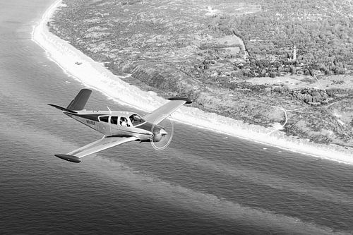 Vieux avion au-dessus de la plage de Schouwen-Duiveland