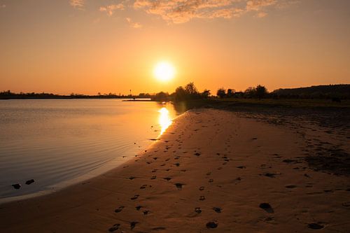 Zonsondergang aan een strandje bij de Rijn