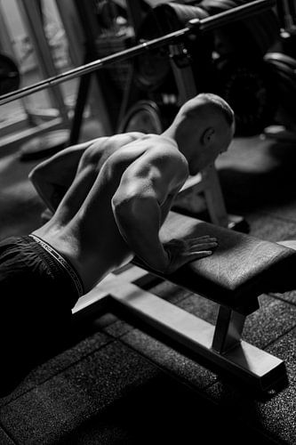 Muskulöser Mann im Fitnessstudio von Karlijn Verkaik
