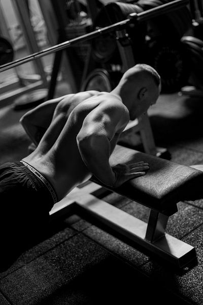 Muscular man in gym by Karlijn Verkaik