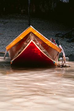 Thailand khao lak reisfotografie  kleurrijke vissersboot van Lindy Schenk-Smit