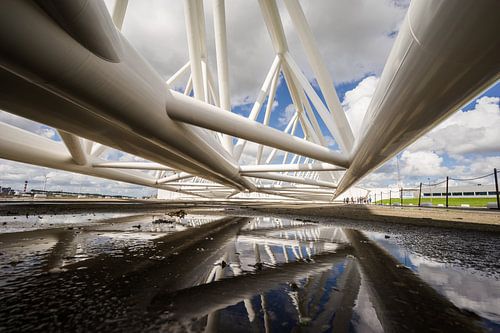 Maeslantkering van onder