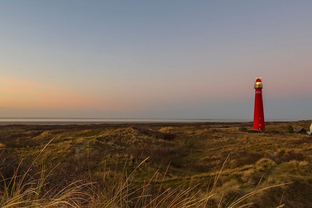 Zonsondergang In De Duinen Bij De Vuurtoren Van Ameland Van Arthur