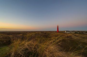 Schiermonnikoog vue panoramique dans les dunes avec le phare sur Sjoerd van der Wal Photographie