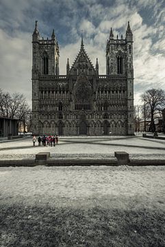 Portail principal de la cathédrale Nidaros à Trondheim, en Norvège, en hiver avec de la neige. sur Robert Ruidl