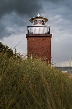 Leuchtturm von Föhr in Wyk mit Regenwolken von Jens Sessler