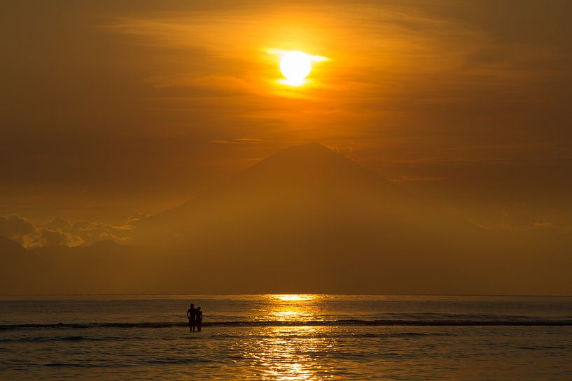Zonsondergang Bali agung vulkaan van Andre Jansen