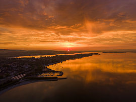 Sonnenaufgang über der Halbinsel Mettnau von Markus Keller
