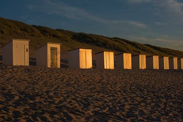 Strandhuisjes met zonsondergang van Blond Beeld