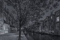 Grote Kerk en Pottenkade in Dordrecht in de avond - zwart-wit van Tux Photography thumbnail