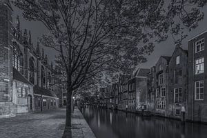 Historical Dordrecht in Black and White - Pottenkade and Grote Kerk sur Tux Photography