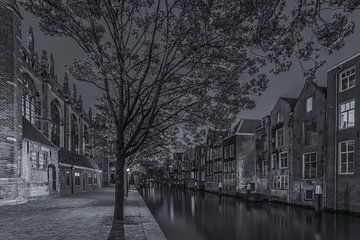 Grote Kerk en Pottenkade in Dordrecht in de avond - zwart-wit