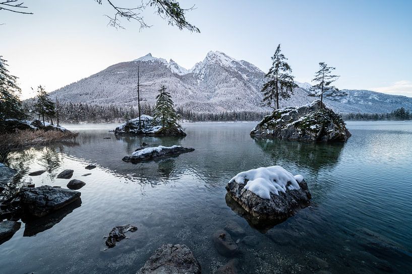 Berglandschaft "Hintersee in den Berchtesgadener Alpen" von Coen Weesjes