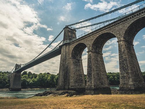 Menai Suspension Bridge, Verenigd Koninkrijk - Brug / Hangbrug / HDR / Wolken / Pilaar / water / riv