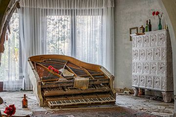 Piano dans un lieu abandonné sur Gentleman of Decay