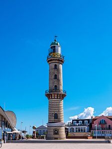 Blick auf den Leuchtturm in Warnemünde von Rico Ködder