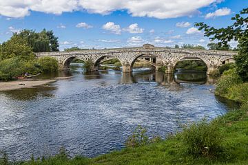 Oude brug over een rivier in Engeland. van Rijk van de Kaa