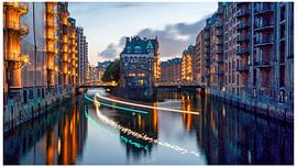 Hamburger Hamburg Speicherstadt Wasserschloss – Lichtspuren bei Nacht von Ahma NJAI