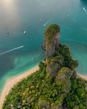 Railay Paradise - Limestone cliffs and Beach by Ewold Kooistra