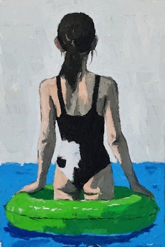 Een jonge vrouw met groene zwemband in het water.