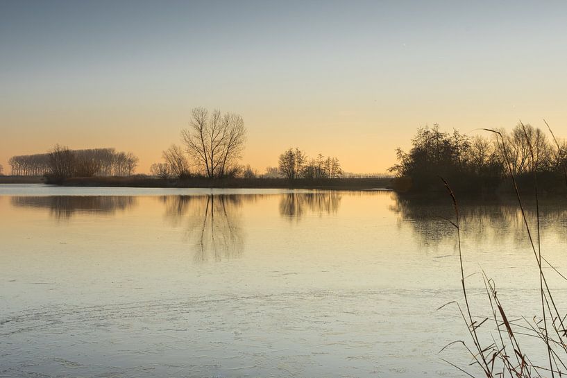 Zonsopgang aan de gedeeltelijk bevroren Boerekreek, Sint-Jan-in-Eremo, België von Nico de Lezenne Coulander
