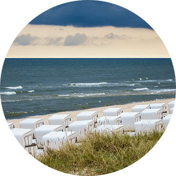 Beach chairs on the Baltic Sea coast van Rico Ködder
