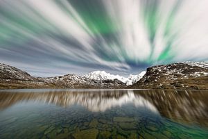 Polarlicht über einer Bergkette