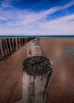 Volg de palen naar de zee. van Robby's fotografie
